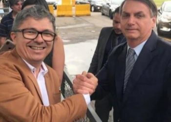 O jornalista Wellington Macedo e o ex-presidente Jair Bolsonaro (Foto: Reprodução/Twitter)