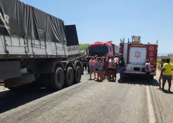 Caminhoneiro que causou acidente envolvendo cinco veículos usava remédios para se manter acordado e não havia feito pausas para descanso obrigatórias por lei (Foto: Divulgação/PRF)