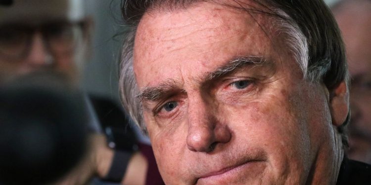 TSE multa Bolsonaro por propaganda irregular nas eleições de 2022