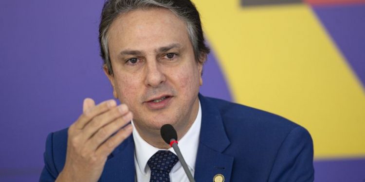 Matrículas do ensino básico em tempo integral terão 3,2 milhões de novas vagas, diz Camilo