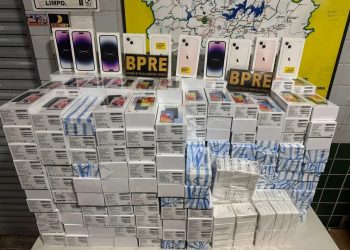 Celulares e acessórios foram encontrados em bagageiro de ônibus, em Iguatu (Foto: Reprodução/PMCE)