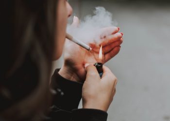 Cerca de 85% a 90% dos casos de câncer de pulmão são relacionados ao tabaco (Foto: wirestock/Freepik)