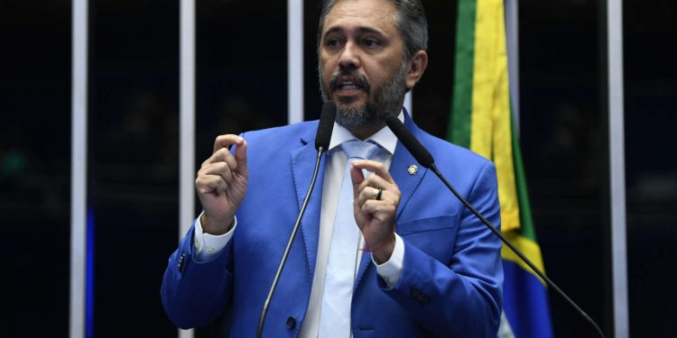 No Senado Federal, Elmano de Freitas defende autonomia dos estados e justiça social em debate sobre reforma tributária