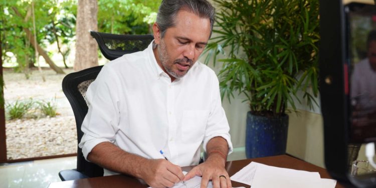 No primeiro bate papo virtual com a população, Elmano assina Projeto de Lei para viabilizar Renda do Sol