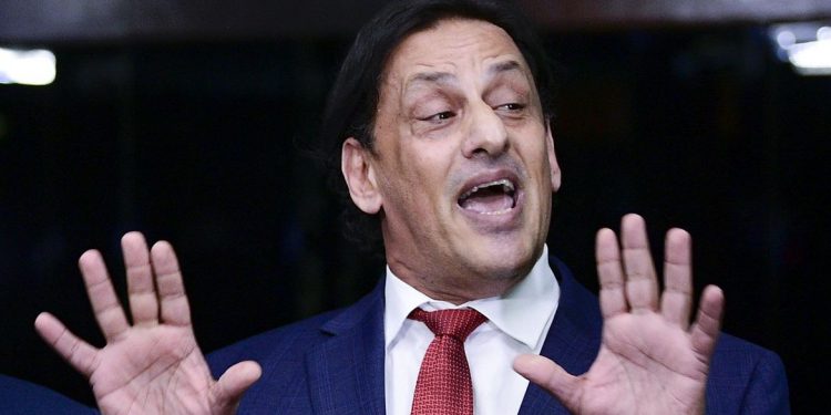Advogado da família Bolsonaro, Wassef é alvo de busca e tem celular apreendido pela PF