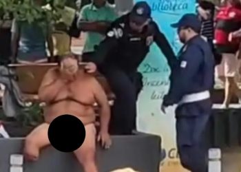 Guarda municipal usa spray de pimenta no olho de homem que estava despido na Praça Siqueira Campos, em Crato (Foto: Reprodução)