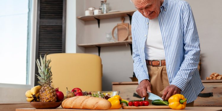 Cuidado: saiba 10 coisas que idosos devem evitar na cozinha