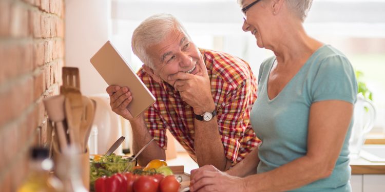 Cuidado: saiba 10 coisas que idosos devem evitar na cozinha