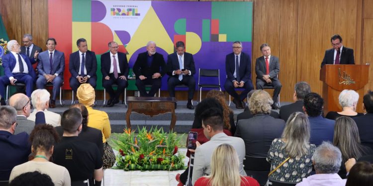 Sancionada lei que aumenta o salário mínimo e amplia a isenção do IR