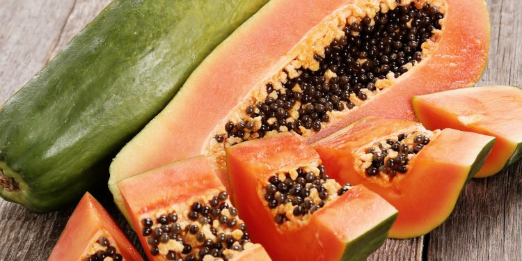 Mamão ajuda trânsito intestinal e a controlar colesterol; saiba mais benefícios da fruta
