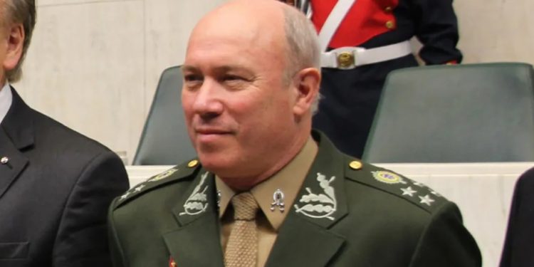 Pai de Mauro Cid é suspeito de negociar joias e bens nos EUA e receber os valores em conta bancária, aponta PF