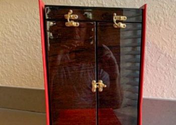 Reflexo do rosto do general do Exército Mauro Lourena Cid, pai de Mauro Cid, em presente que ele tentou vender nos Estados Unidos (Foto: Divulgação/Polícia Federal)