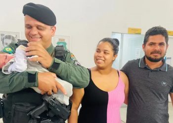 Sargento Kássio Sousa, que realizou a manobra que salvou Gael, ao lado dos pais do menino (Foto: Lorena Tavares/TVM)