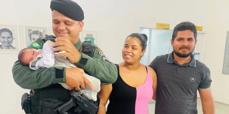 Policial militar salva bebê que engasgou com leite materno em Juazeiro do Norte