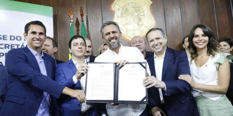 Em posse de novo secretário, Elmano de Freitas anuncia série de medidas para proteção animal