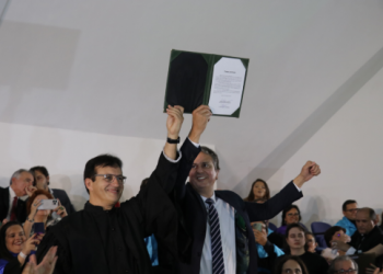 O ministro da Educação, Camilo Santana, empossa o professor Custódio Almeida como novo reitor da UFC (Foto: Viktor Braga/UFC)