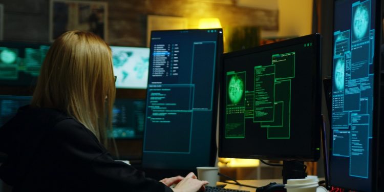 Quer mudar de profissão? Conheça a carreira que paga quase R$ 40 mil e tem vagas de sobra