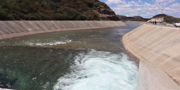 Após instalação de novo sistema de bombeamento, água da transposição já chegou ao Ceará