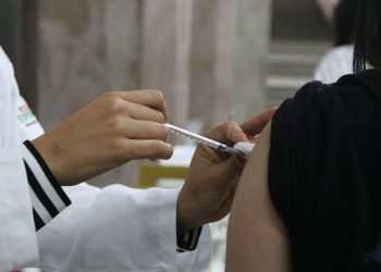 Casos de Covid-19 aumentam 80% no mundo; mortes têm queda de 57%