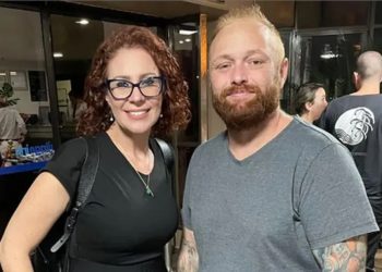 A deputada Carla Zambelli (PL-SP) com o hacker Walter Delgatti (Foto: Reprodução/Twitter)