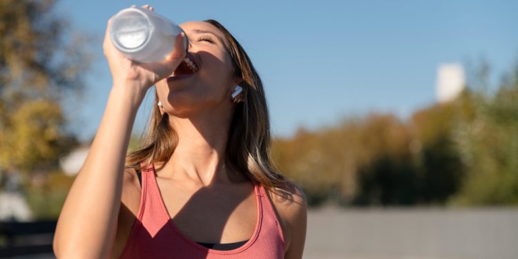 Nesse calor, quanto de água é preciso tomar por dia?