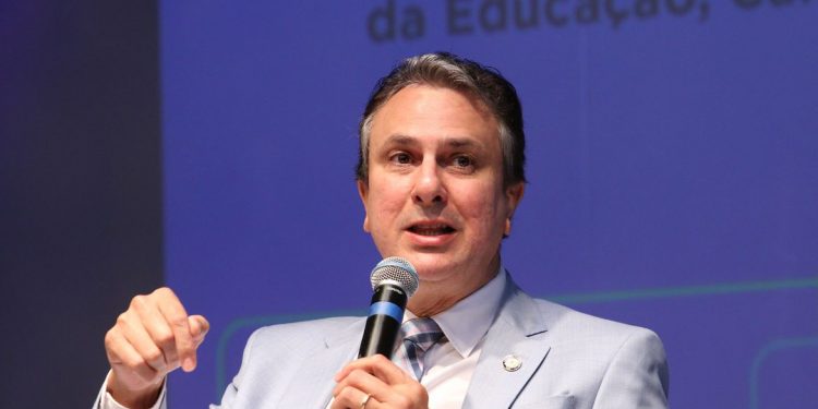 Governo pretende estimular educação profissionalizante no ensino médio, diz Camilo Santana