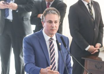 O ministro da Educação, Camilo Santana, participa, da cerimônia de lançamento da Estratégia Nacional de Escolas Conectadas, em Brasília (Foto: Valter Campanato/Agência Brasil)