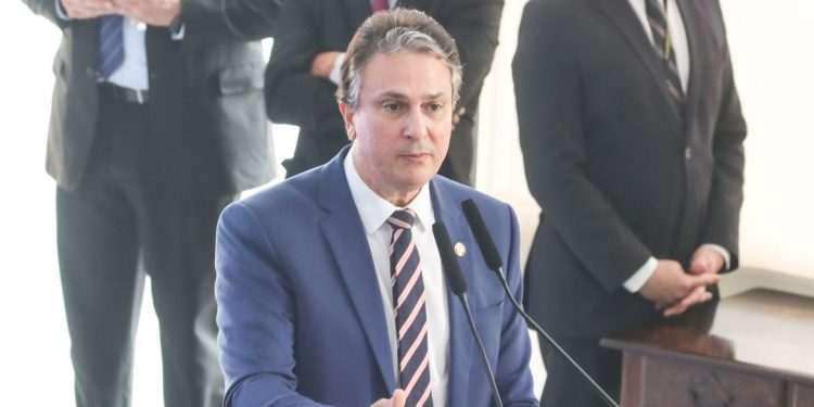 Estudantes do ensino médio terão bolsa para permanecer na escola, anuncia Camilo