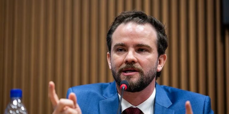 Governo só voltará a cobrar imposto de importação para compras até US$ 50 se ficar comprovada concorrência desleal, diz secretário de Fazenda