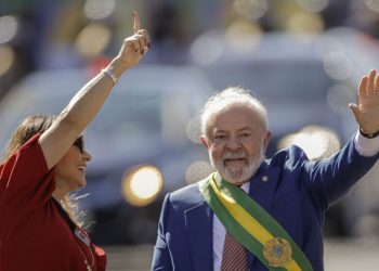 O presidente Luiz Inácio Lula da Silva desfila em carro aberto acompanhado da primeira dama, Janja durante desfile de comemoração da independência do Brasil (Foto: Joédson Alves/Agência Brasil)