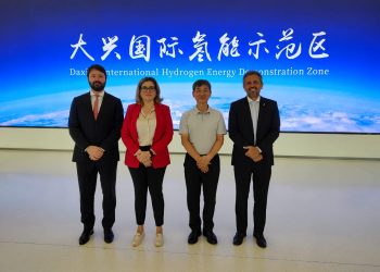 Elmano de Freitas inicia agenda na China com visita a parque de geração de energia renovável