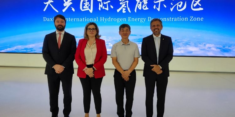 Elmano de Freitas inicia agenda na China com visita a parque de geração de energia renovável