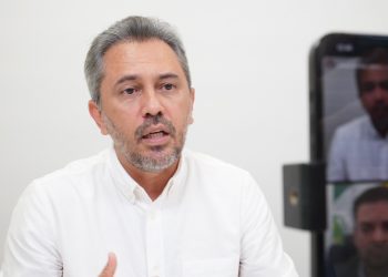 O governador Elmano de Freitas em live semanal (Foto: Carlos Gibaja/Governo do Ceará)