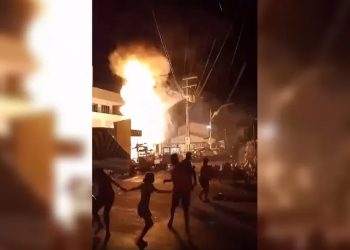 Gerador de poste explode e lança jato de fogo em rua de Juazeiro do Norte (Foto: Reprodução)