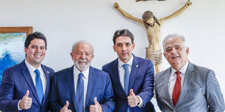 Lula dá posse a três ministros e cria ministério para pequena empresa