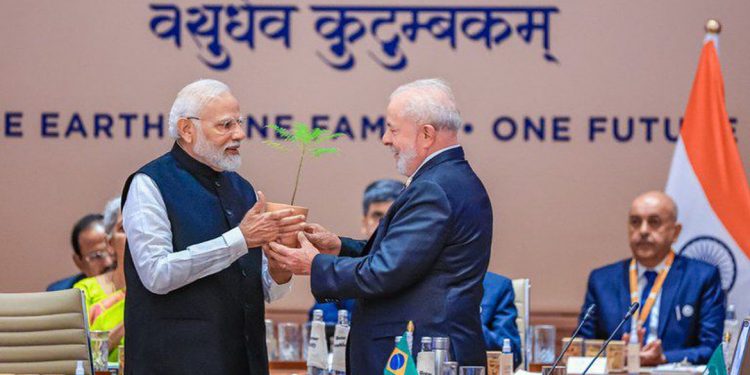 Brasil recebe presidência do G20 e Lula propõe força-tarefa contra fome