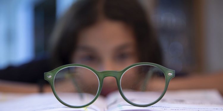 Tempo excessivo e pouca distância de telas contribuem para miopia