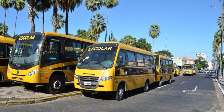 Camilo Santana anuncia reajuste de 16% para transporte escolar