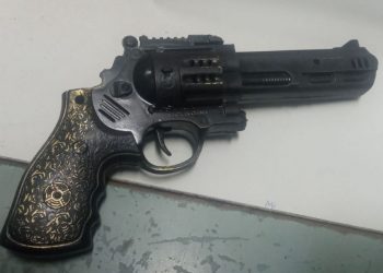 Réplica de revólver apreendida pela PM duração a ação (Foto: Divulgação/PMCE)