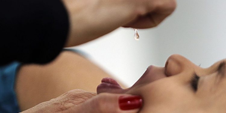 Substituição da gotinha na prevenção à pólio aumentará proteção; entenda a mudança