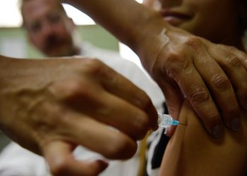 Prevenível por vacina, HPV é a infecção mais associada ao câncer