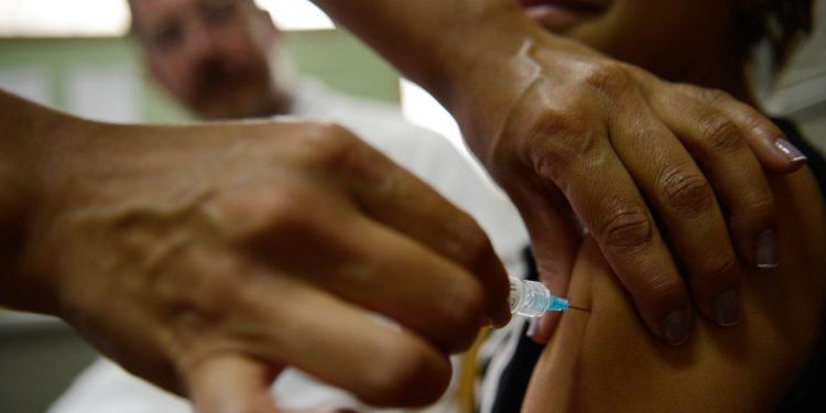 Prevenível por vacina, HPV é a infecção mais associada ao câncer