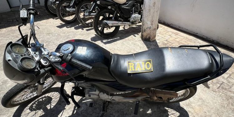Motocicleta roubada é localizada pelo BPRaio abandonada na Vila São Bento, em Crato