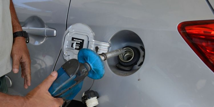 Redução do preço da gasolina e aumento do diesel para distribuidoras passa a vigorar a partir deste sábado (21)