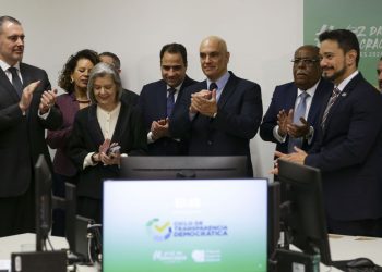 O presidente do Tribunal Superior Eleitoral (TSE), Alexandre de Moraes, membros do tribunal e representantes de partidos políticos visitam a sala de inspeção do código-fonte das urnas eletrônicas (Foto: Marcelo Camargo/Agência Brasil)