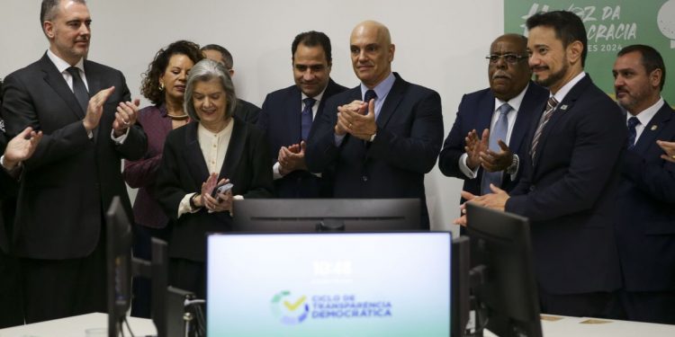 O presidente do Tribunal Superior Eleitoral (TSE), Alexandre de Moraes, membros do tribunal e representantes de partidos políticos visitam a sala de inspeção do código-fonte das urnas eletrônicas (Foto: Marcelo Camargo/Agência Brasil)