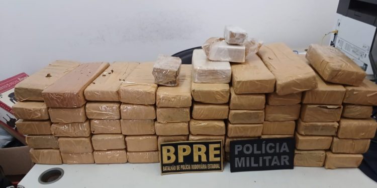 Ação da PM apreende cerca de 90kg de drogas e prende um casal em Missão Velha