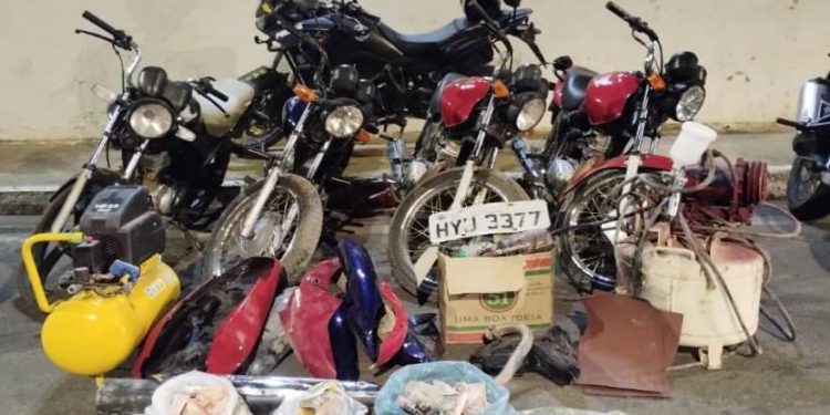 Polícia Militar fecha oficina de desmanche de motos em Nova Olinda