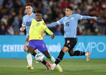 Brasil leva “olé”, tem atuação desastrosa, e volta a perder para o Uruguai depois de 22 anos