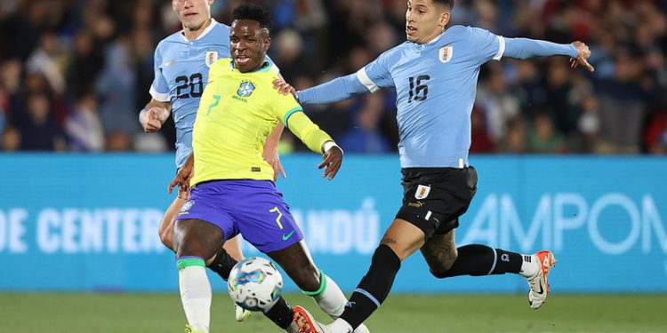 Brasil leva “olé”, tem atuação desastrosa, e volta a perder para o Uruguai depois de 22 anos